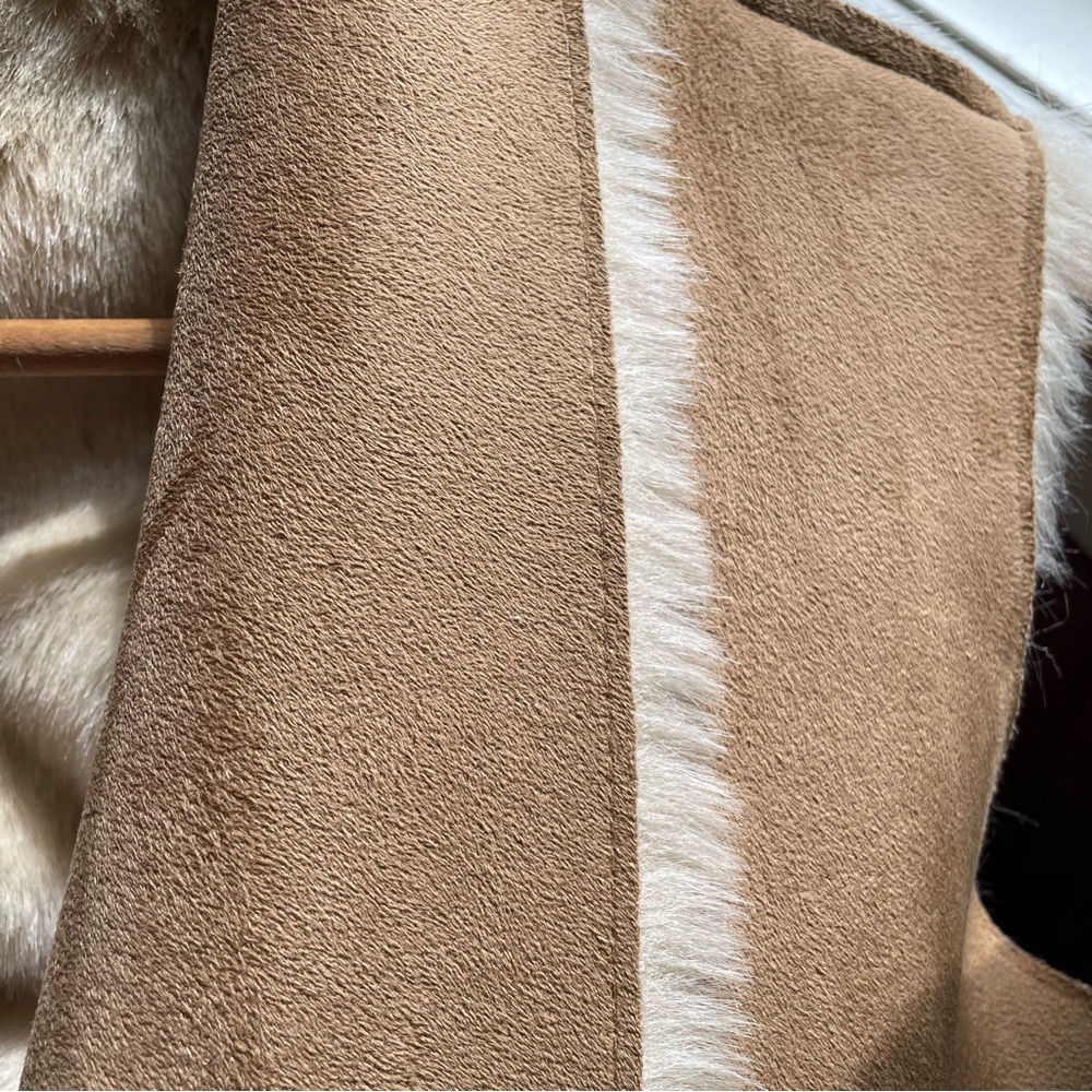 Vegan buckskin faux fur cascading sleeveless vest size small - Picture 12 of 12